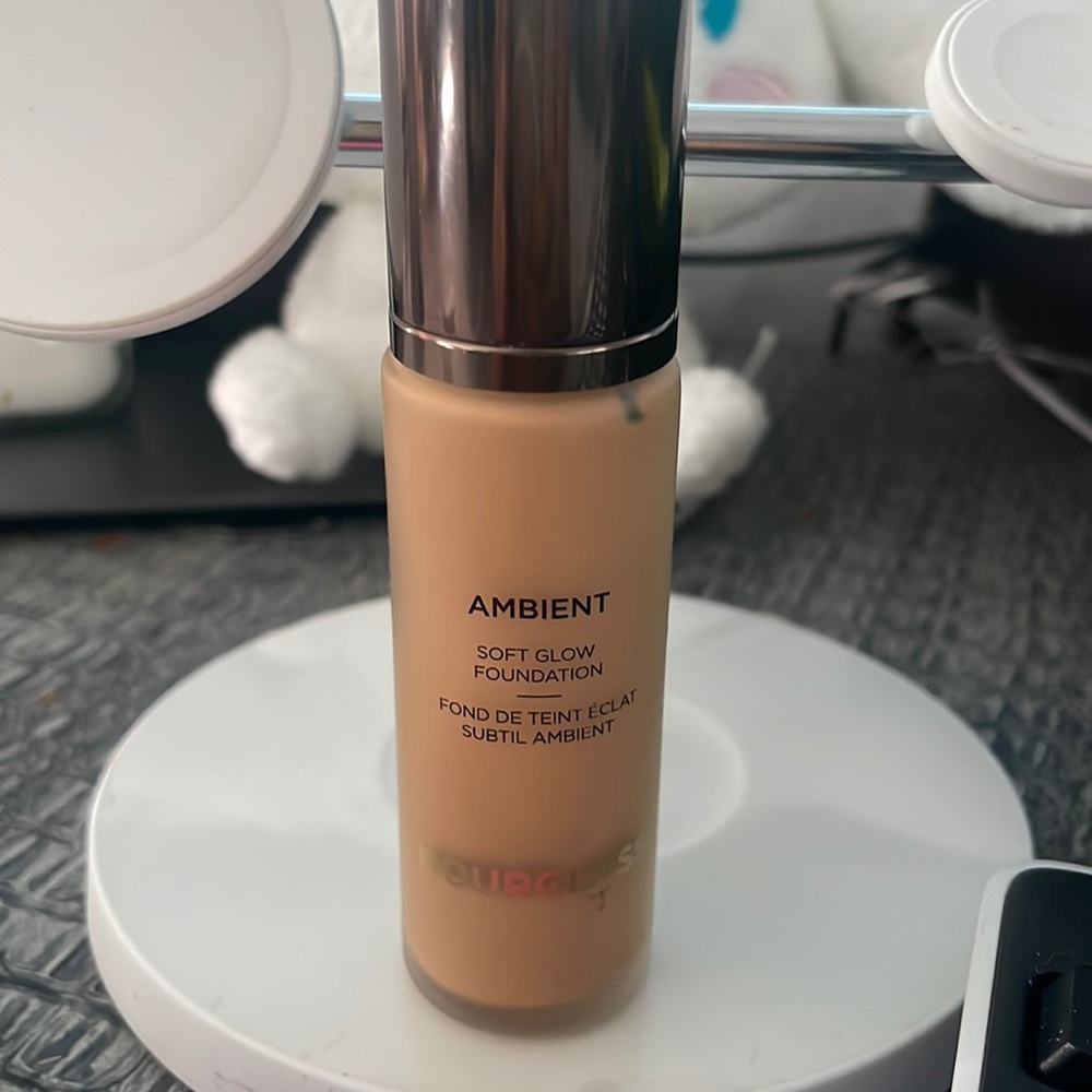 Hourglass soft glow foundation AMBIENT